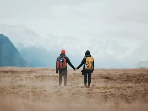 示範照片:旅行:雪山前的草原